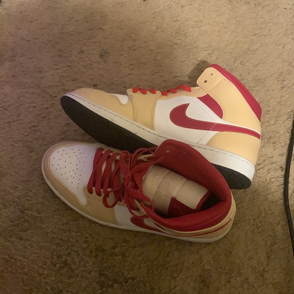 Air Jordan 1 Mid” Light curry Size 10 * WORN ONCE* - Picture 3 of 4
